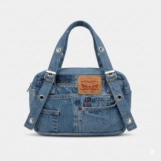 לצפייה במוצר תיק עבודת יד עשוי ממכנסי ליוויס וינטאג׳ בצבע כחול גינס